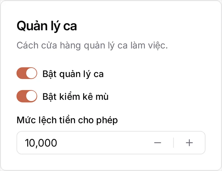 Thẻ Quản lý ca — 'Cách cửa hàng quản lý ca làm việc.' — với Bật quản lý ca và Bật kiểm kê mù đều đang bật, ô Mức lệch tiền cho phép hiển thị 10,000
