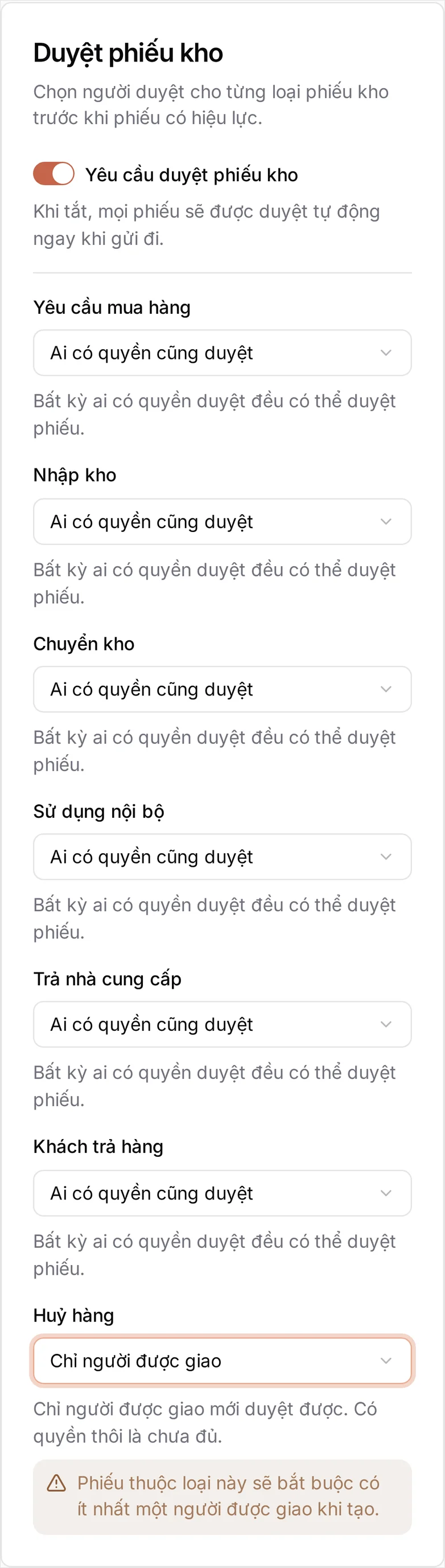 Thẻ Duyệt phiếu kho với Yêu cầu duyệt phiếu kho đang bật, hiện ra một ô chọn cho mỗi loại phiếu đặt ở Ai có quyền cũng duyệt, và một cảnh báo vàng dưới loại đang đặt Chỉ người được giao
