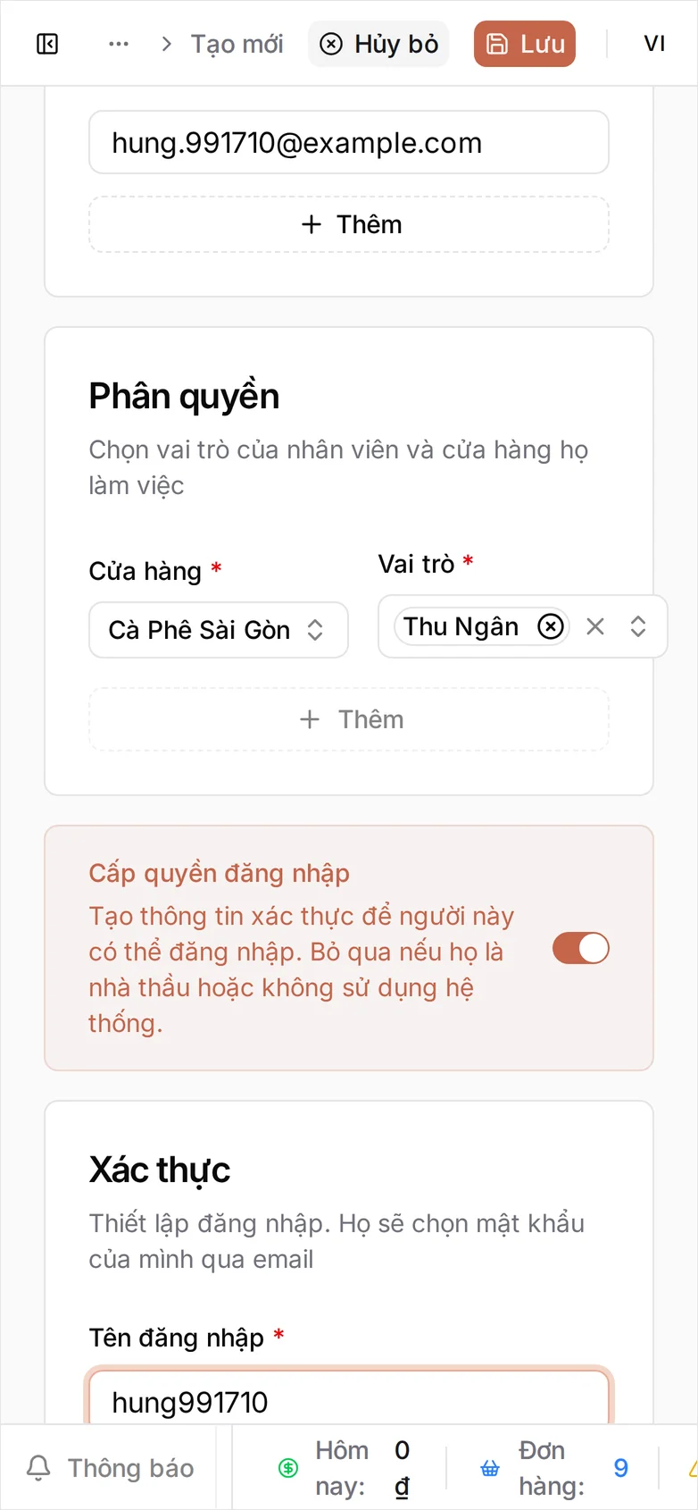 Trang Tạo nhân viên mới cuộn xuống nửa dưới: ô Email kèm nút Thêm, thẻ Phân quyền với Cửa hàng Trụ sở chính và vai trò Thu Ngân, công tắc Cấp quyền đăng nhập đang bật, và thẻ Xác thực với Tên đăng nhập cùng Trạng thái Đang hoạt động, phía dưới là dòng 'Chúng tôi sẽ gửi liên kết thiết lập qua email — liên kết hết hạn sau 24 giờ'