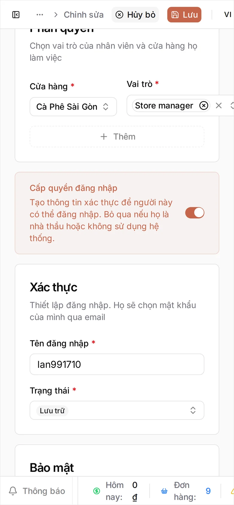Hồ sơ một nhân viên đang mở để chỉnh sửa: mục Phân quyền để đổi vai trò, công tắc Cấp quyền đăng nhập, Trạng thái đặt là Lưu trữ, và thẻ Bảo mật với nút Đặt lại mật khẩu