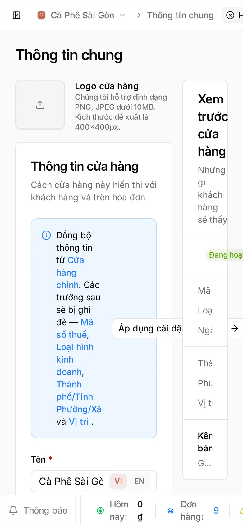 Trang Thông tin chung: ô Logo cửa hàng còn trống phía trên thẻ Thông tin cửa hàng, một khung xanh ghi 'Đồng bộ thông tin từ cửa hàng chính' liệt kê Mã số thuế, Loại hình kinh doanh, Thành phố/Tỉnh, Phường/Xã và Vị trí là những ô sẽ bị ghi đè kèm nút Áp dụng cài đặt cửa hàng bên cạnh, rồi Tên, Loại hình kinh doanh, Trạng thái, Mã số thuế, Ngành nghề, hàng Danh mục gồm các chip có dấu × kèm nút + Thêm, và hai ô Thành phố/Tỉnh, Phường/Xã còn để Tìm kiếm…; bên phải khung Xem trước cửa hàng hiện cửa hàng Đang hoạt động với Mã số thuế, Thành phố/Tỉnh và Phường/Xã ghi Chưa cấu hình, còn Loại hình kinh doanh, Ngành nghề và Vị trí đã có sẵn giá trị, dưới cùng là mục Kênh bán