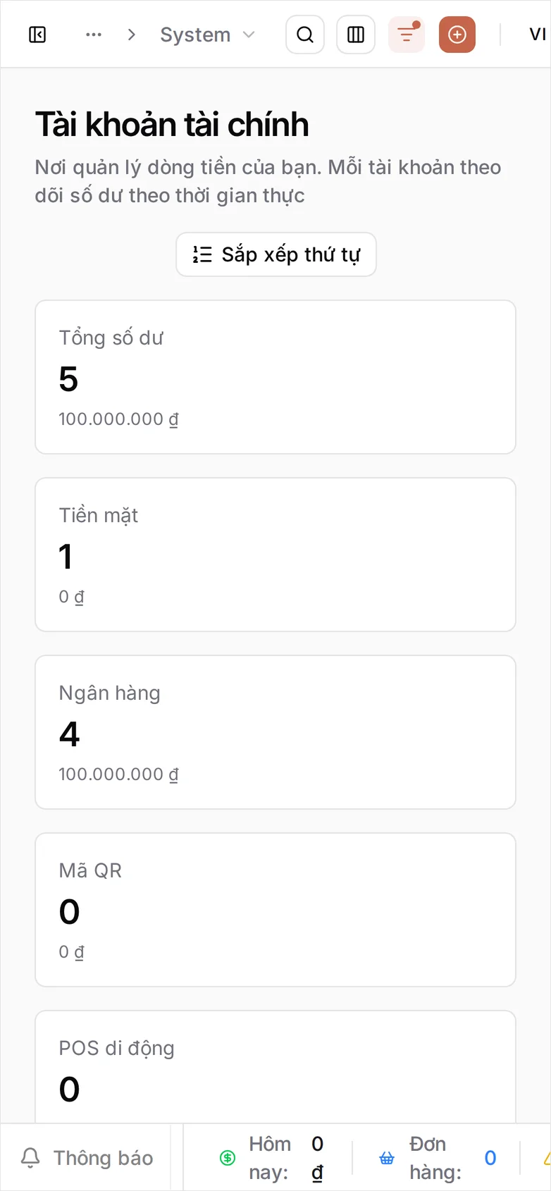 Các thẻ tổng hợp trên điện thoại: Tổng số dư 5 với 100.000.000 ₫, Tiền mặt 1 với 0 ₫, Ngân hàng 4 với 100.000.000 ₫, rồi Mã QR và POS di động đều 0, năm dòng tài khoản nằm dưới màn hình