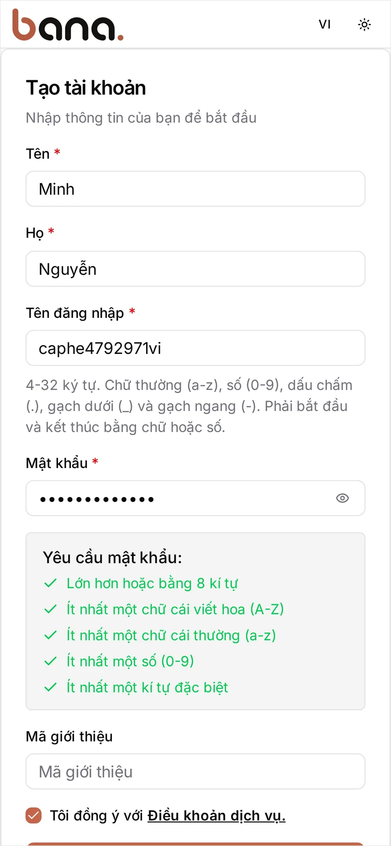 Biểu mẫu Tạo tài khoản đã điền Tên 'Minh', Họ 'Nguyễn', tên đăng nhập và mật khẩu; quy tắc tên đăng nhập hiển thị dưới ô Tên đăng nhập; khung Yêu cầu mật khẩu với cả năm dòng đã tích xanh; ô Mã giới thiệu để trống; và ô Điều khoản dịch vụ đã tích phía trên nút Tạo tài khoản