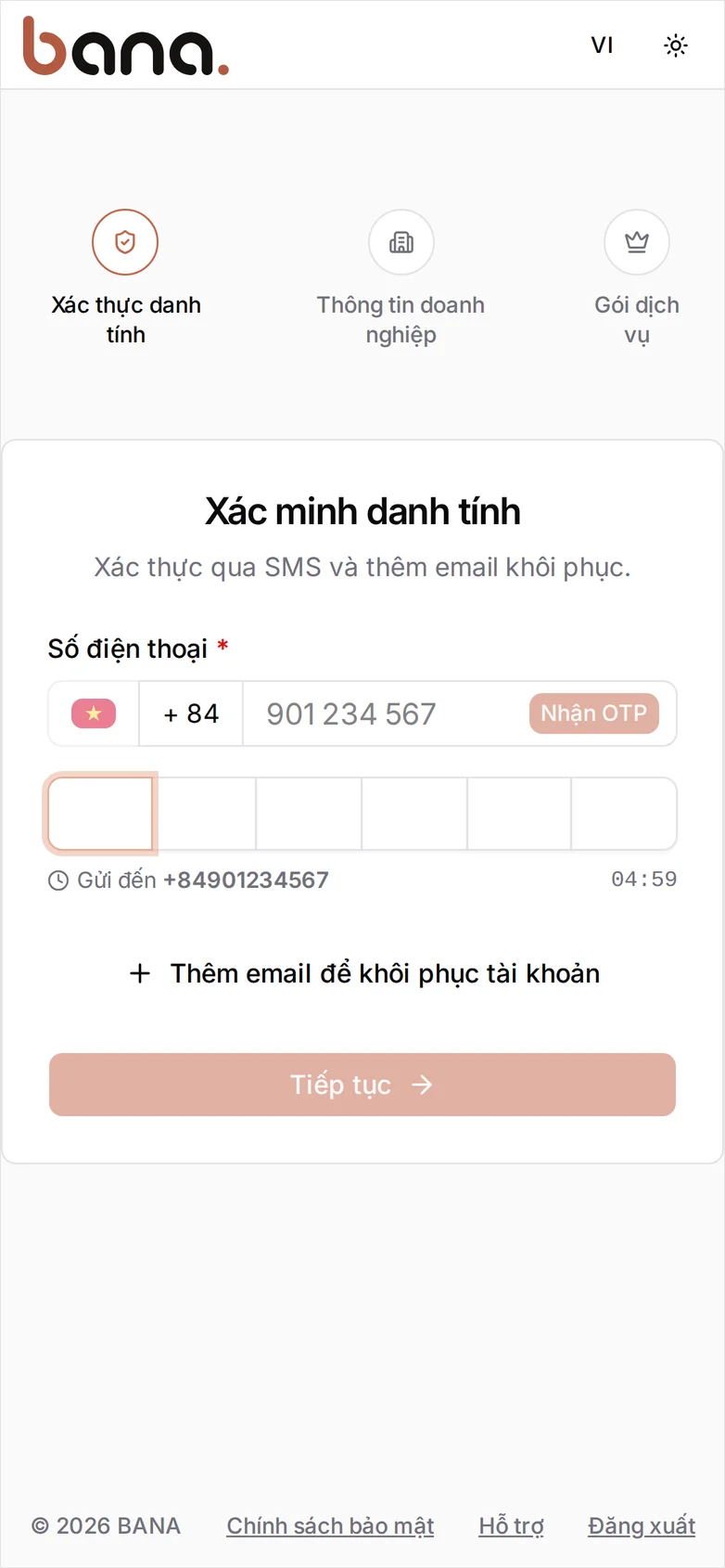 Bước Xác minh danh tính với ô Số điện thoại đã điền, mặc định mã vùng Việt Nam +84; sáu ô nhập mã OTP mở bên dưới, hiển thị nơi mã được gửi đến và thời gian mã còn hiệu lực; liên kết Thêm email để khôi phục tài khoản; nút Tiếp tục còn mờ; và thanh tiến trình Xác thực danh tính / Thông tin doanh nghiệp / Gói dịch vụ ở trên