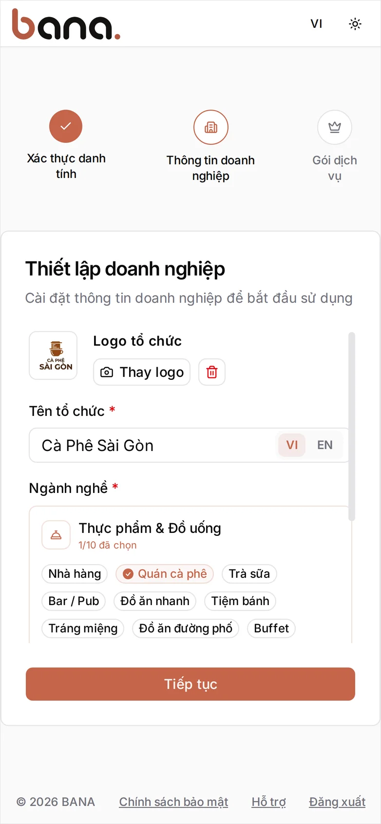 Bước Thiết lập doanh nghiệp: logo Cà Phê Sài Gòn đã tải lên, Tên tổ chức 'Cà Phê Sài Gòn' ở tab VI của công tắc VI/EN, và thẻ ngành Thực phẩm & Đồ uống đang mở với lĩnh vực Quán cà phê được chọn — 1/10 đã chọn