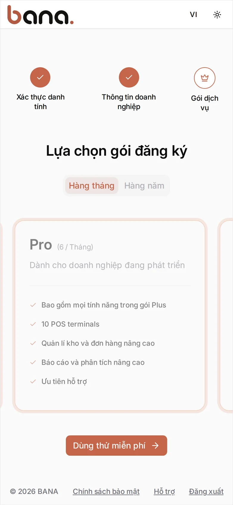 Bước Lựa chọn gói đăng ký với tab Hàng tháng đang bật, tab Hàng năm bị mờ, dãy thẻ gói dịch vụ cuộn ngang được liệt kê những gì mỗi gói bao gồm, và nút Dùng thử miễn phí bên dưới