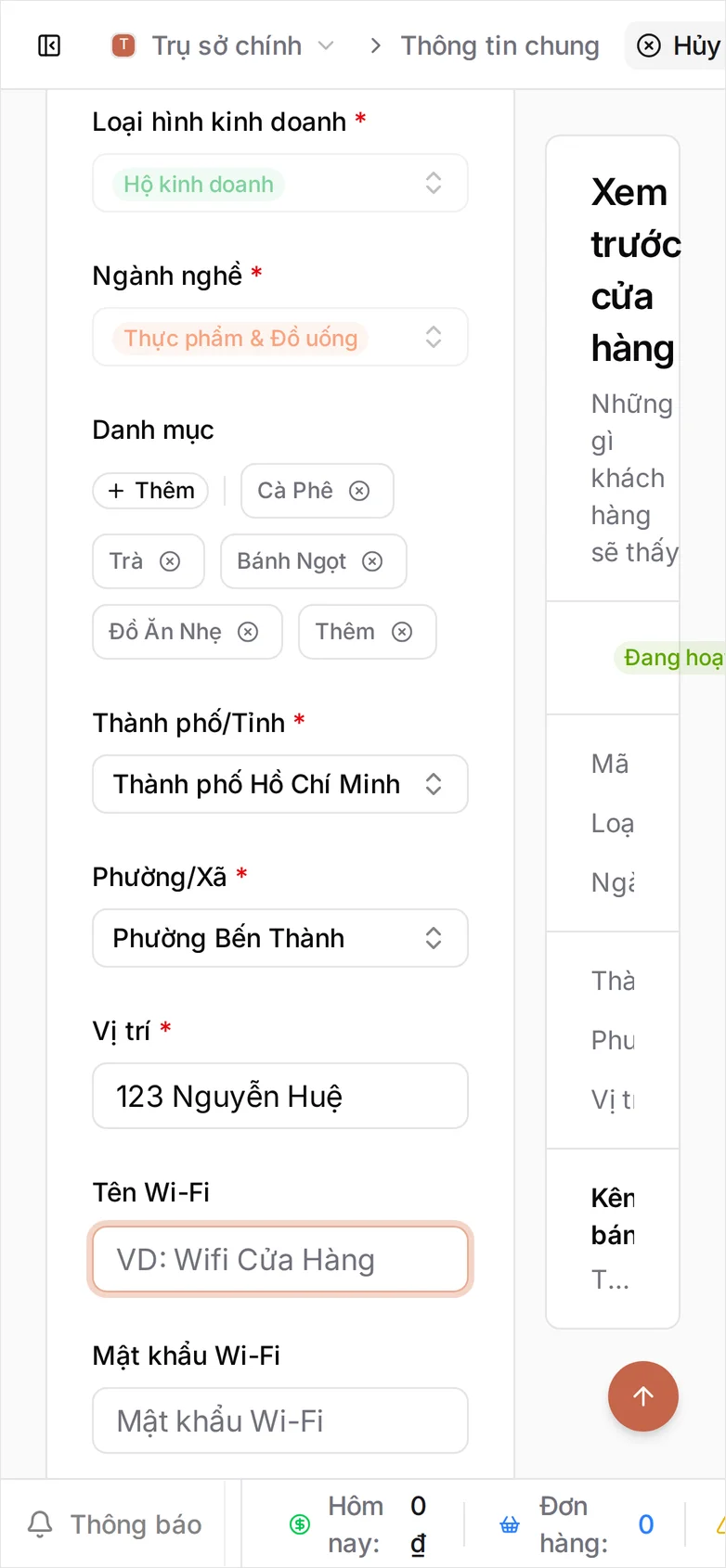 Nửa dưới thẻ Thông tin cửa hàng: nút Thêm nằm cạnh dãy thẻ Danh mục xóa được — Cà Phê, Trà, Bánh Ngọt, Đồ Ăn Nhẹ và thẻ Thêm (món dùng kèm) — mỗi thẻ có dấu x nhỏ; kế đến Thành phố/Tỉnh 'Thành phố Hồ Chí Minh', Phường/Xã 'Phường Bến Thành' và Vị trí '123 Nguyễn Huệ', tất cả đều có dấu sao đỏ, và hai ô Tên Wi-Fi, Mật khẩu Wi-Fi còn trống bên dưới. Khung Xem trước cửa hàng với dòng 'Những gì khách hàng sẽ thấy' phản chiếu các giá trị đó, nút Lưu nằm ở thanh trên, và mục Kênh bán bắt đầu bên dưới