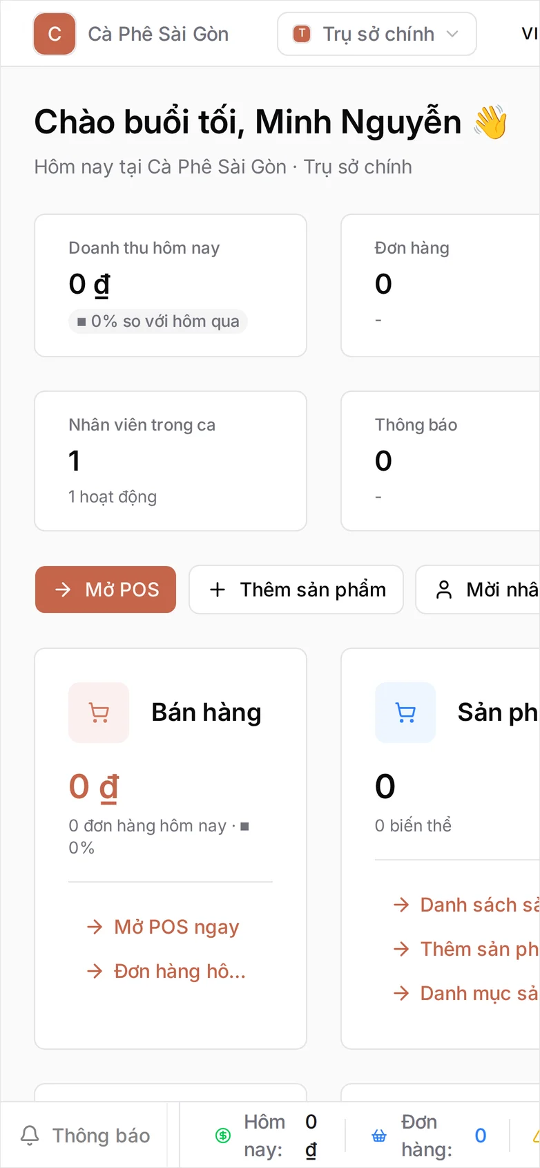 Trang chủ bảng điều khiển chào chủ tài khoản đang đăng nhập, phía trên là Doanh thu hôm nay, Đơn hàng, Nhân viên trong ca và Thông báo, kế đến các nút Mở POS, Thêm sản phẩm, Mời nhân viên, rồi các thẻ Bán hàng, Sản phẩm, Kho hàng, Khách hàng, Tài chính, Nhân sự, Báo cáo và Cài đặt, mỗi thẻ có một con số và các lối tắt đi vào bên trong