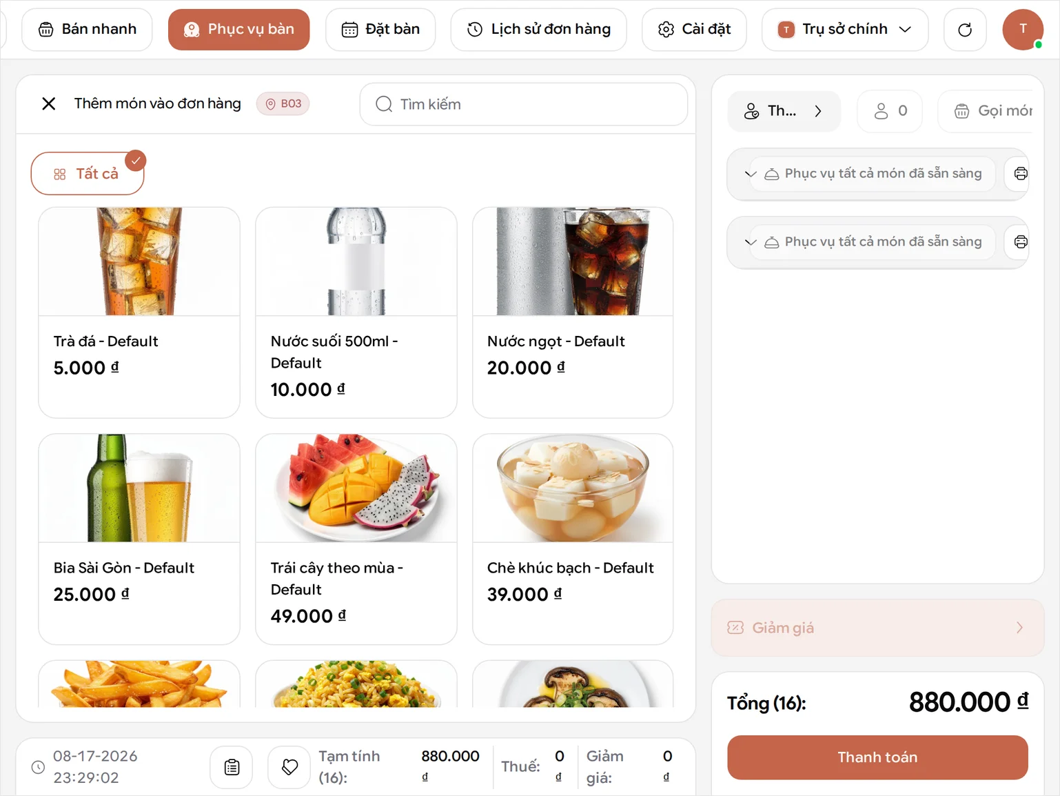 Màn hình Thanh toán của bàn B03 trong BANA Sale liệt kê hai đợt gộp thành tám dòng — x6 Bia Sài Gòn 150.000 ₫ và x4 Chè khúc bạch 156.000 ₫ do các món trùng dồn lại, rồi Chả giò, Ba chỉ nướng, Sườn nướng, Rau nướng thập cẩm, Cơm chiên trứng và Gỏi cuốn tôm thịt mỗi thứ một phần — dưới mục Order Details (16), với Tạm tính 880.000 ₫, Thuế 0 ₫, Giảm giá 0 ₫ và Tổng 880.000 ₫, mục Tiền mặt với Default Cash Account đang được chọn, bàn phím số kèm các mức nhanh từ 900K tới 5M, Khách đưa 880.000 ₫ và Còn lại 0 ₫, cùng nút Thanh toán