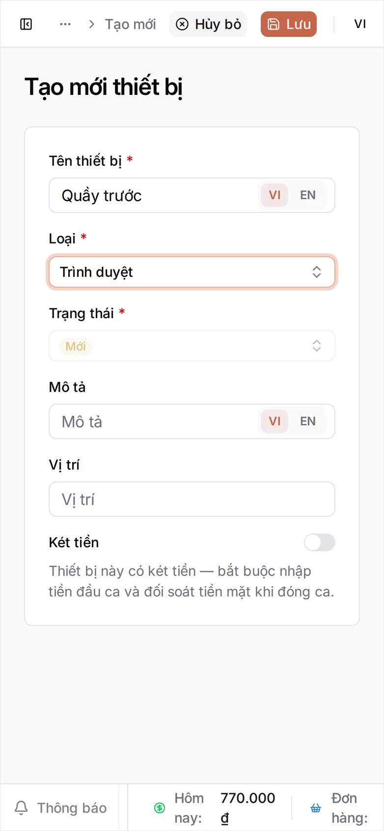 Màn hình Tạo mới thiết bị trong Kho → Thiết lập → Thiết bị: ô Tên là Quầy trước kèm nút chuyển VI/EN, ô Loại là Trình duyệt, ô Trạng thái hiển thị Mới và bị khóa mờ, bên dưới là hai ô Mô tả và Vị trí còn trống cùng công tắc Ngăn kéo tiền đang tắt, kèm dòng giải thích rằng thiết bị có ngăn kéo tiền phải nhập tiền đầu ca và đối soát tiền khi kết ca