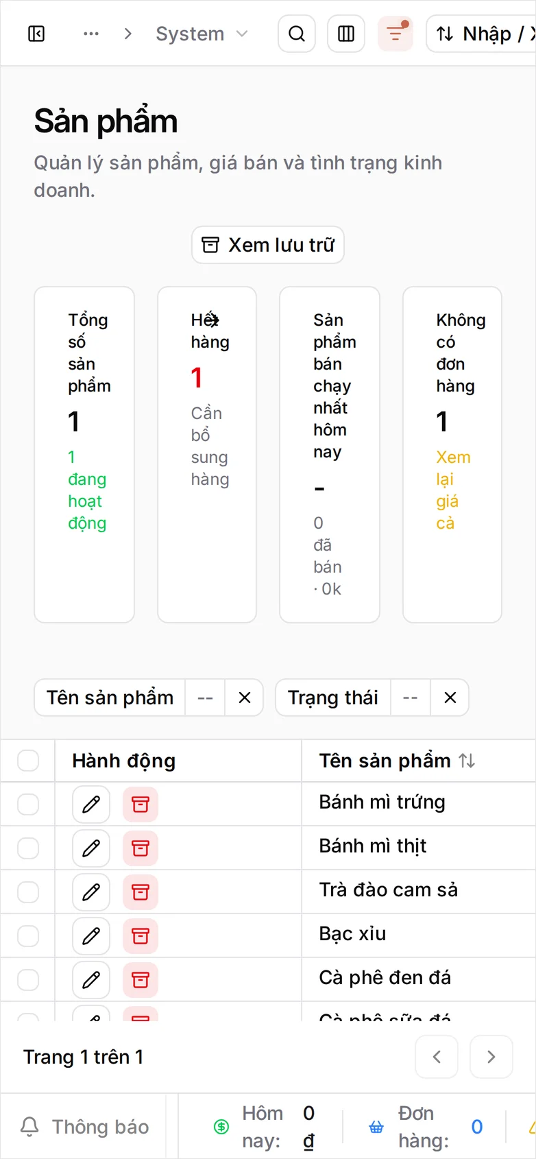 Danh sách Sản phẩm với cột Hành động ở đầu — mỗi dòng có nút bút chì và nút lưu trữ — rồi tới Tên sản phẩm, Trạng thái, Danh mục, Kênh bán hàng, Thuế, Số lượng biến thể, Số lượng đơn hàng chưa hoàn tất và Khoảng giá, hiển thị sáu sản phẩm của quán đều Đang hoạt động, cùng nút Xem lưu trữ ở góc trên bên phải